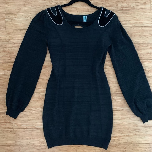 Black dress with open back detail - Picture 2 of 5